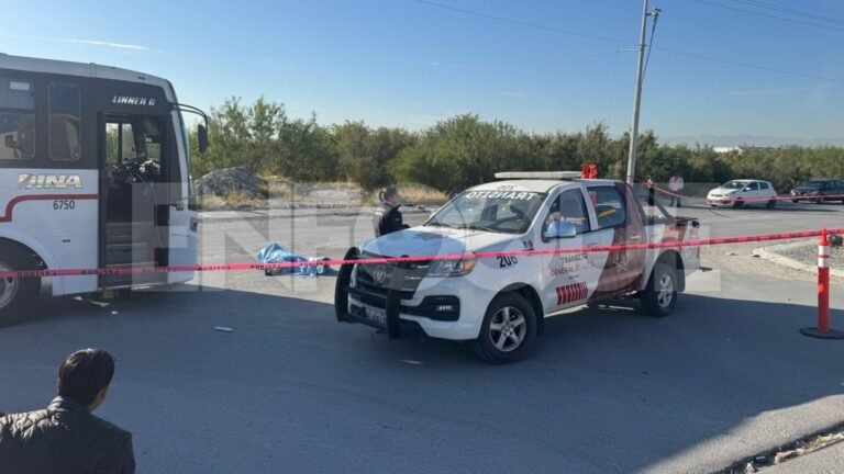 Motociclista pierde la vida al chocar contra camión de personal en Zuazua, Nuevo León.
