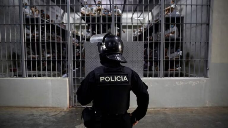 HRW denuncia torturas a migrantes venezolanos detenidos en el CECOT de El Salvador.