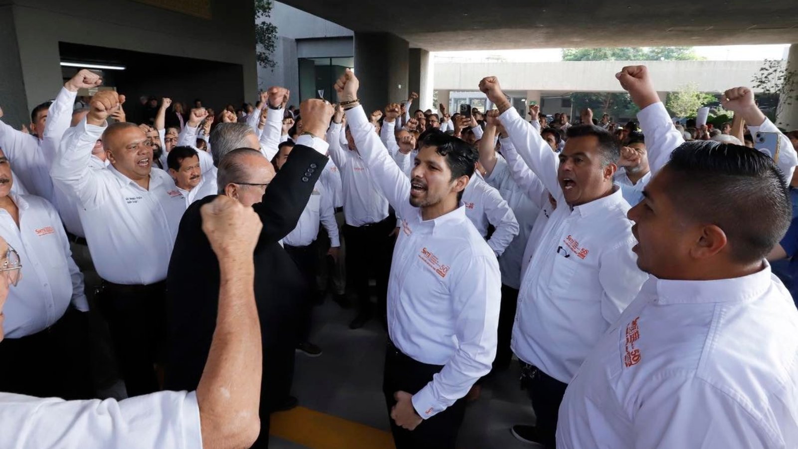 Maestros Sección 50 protesta diferencial salarial.