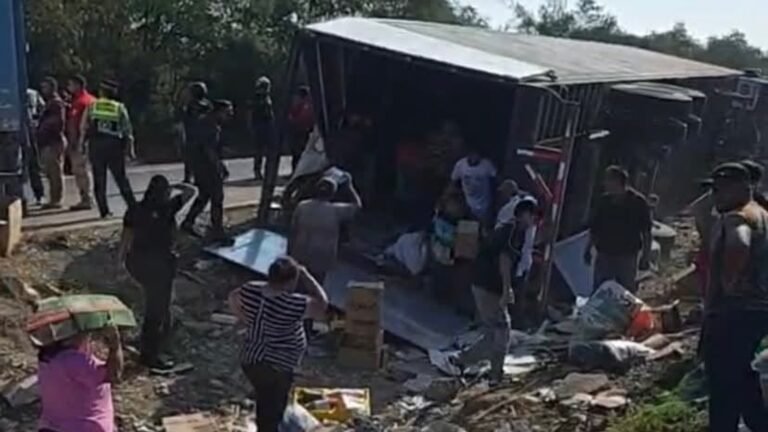 Tráiler volcado en la Carretera Nacional en Montemorelos