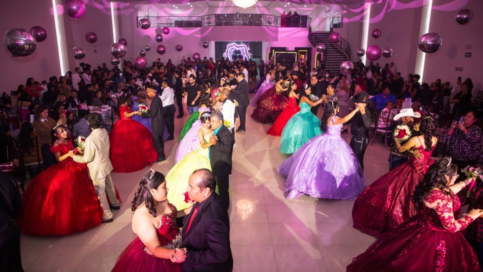 Quinceañeras de Salinas Victoria durante el programa Quinceaños DIFerente