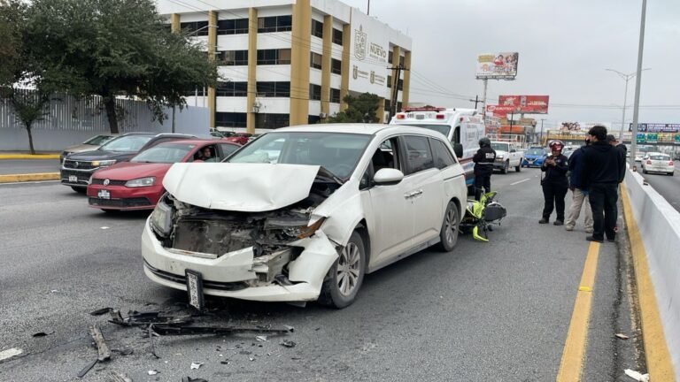 Choque en Avenida Gonzalitos motociclista lesionado
