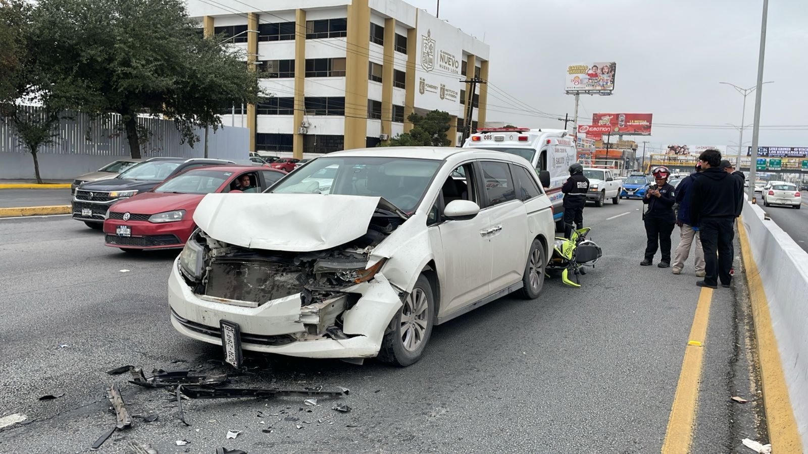 Choque en Avenida Gonzalitos motociclista lesionado