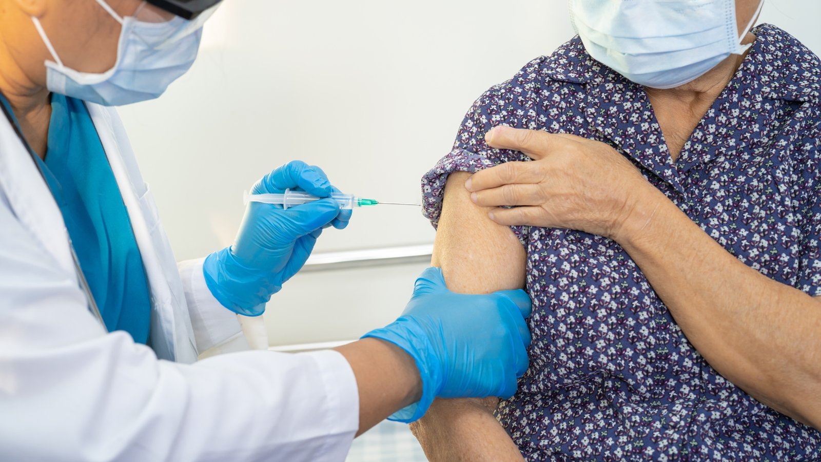 Personal de salud aplica vacuna contra influenza en Nuevo León.