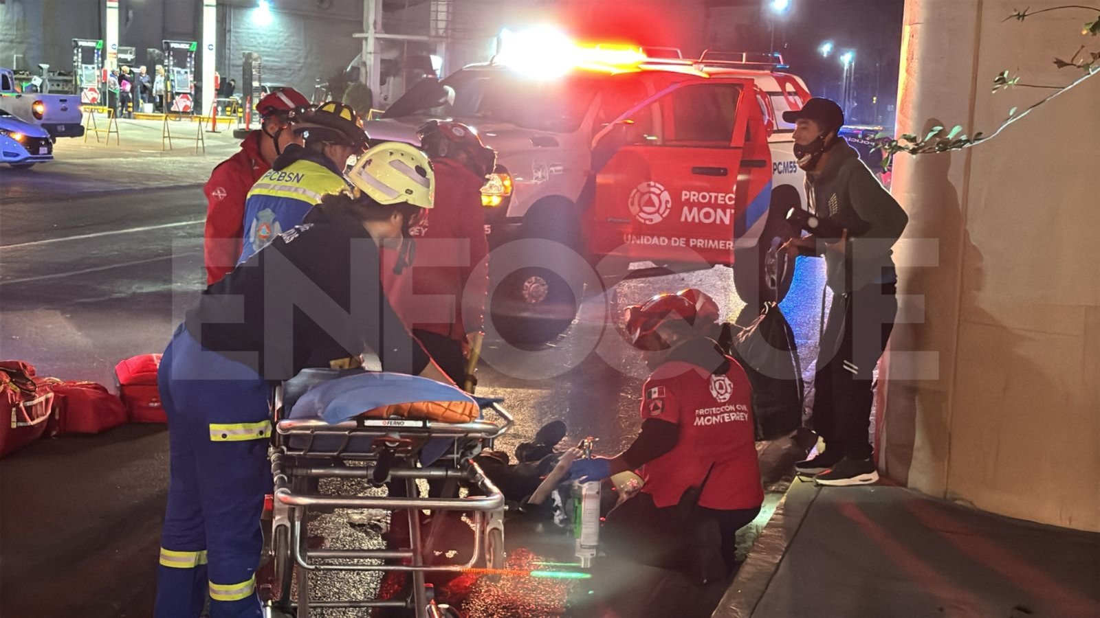 Protección Civil de Monterrey atiende a peatón atropellado en Félix U. Gómez.