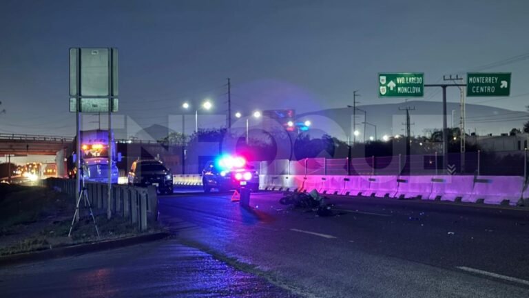 Paramédicos atienden reporte tras atropello mortal en el Libramiento de García.