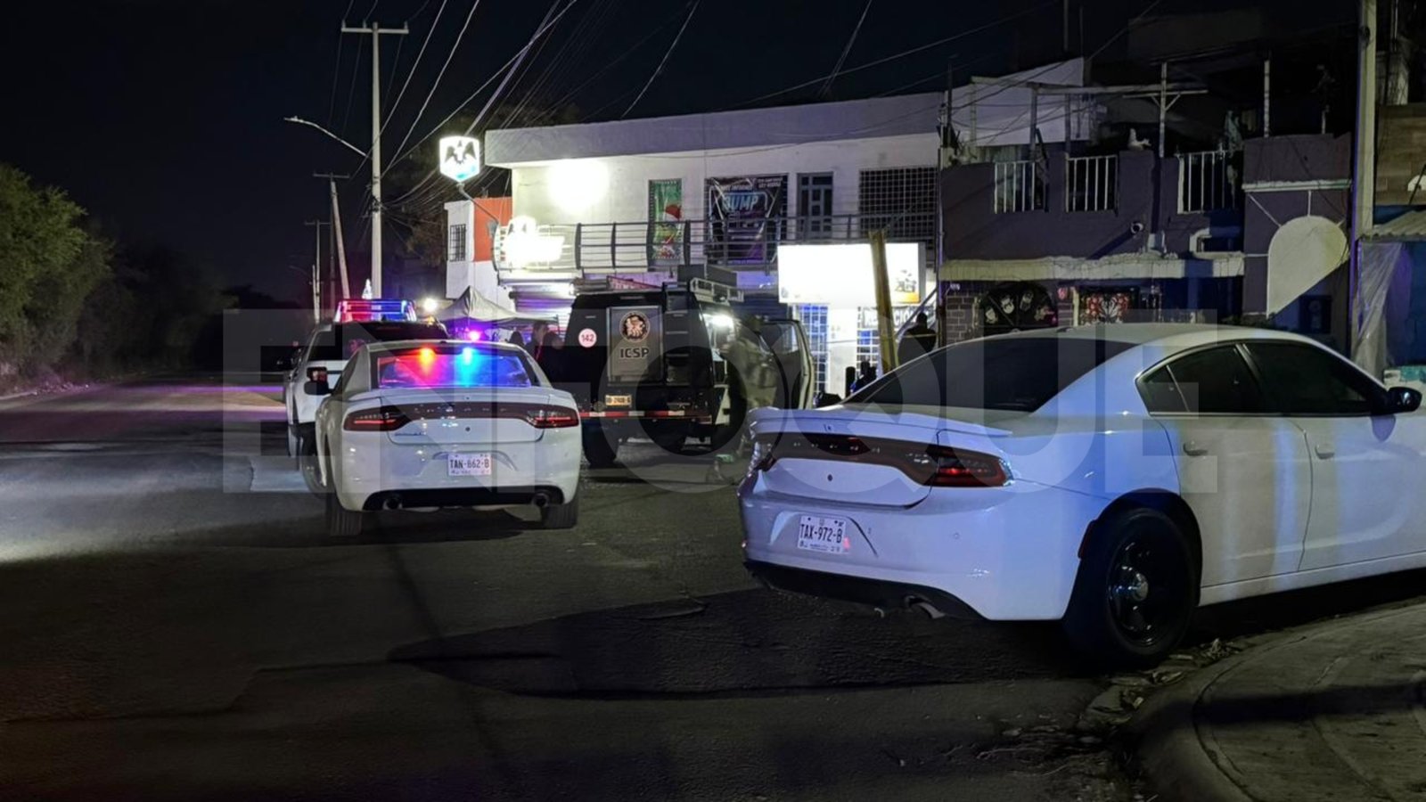 Autoridades resguardan depósito donde ocurrió una ejecución en Guadalupe.