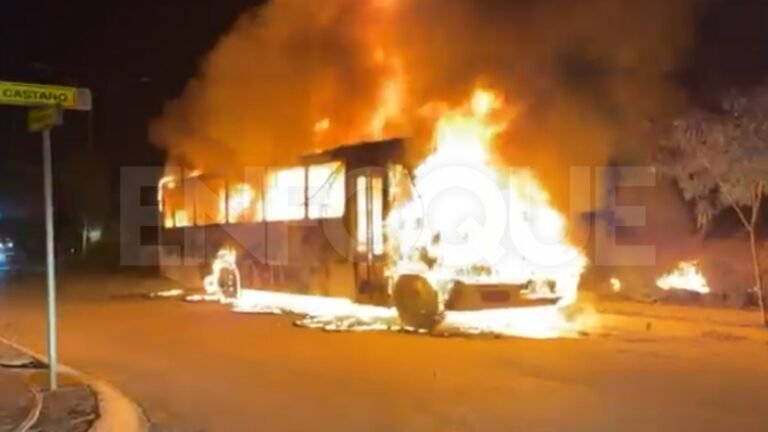 Bomberos atienden incendio de transporte de personal en Pesquería