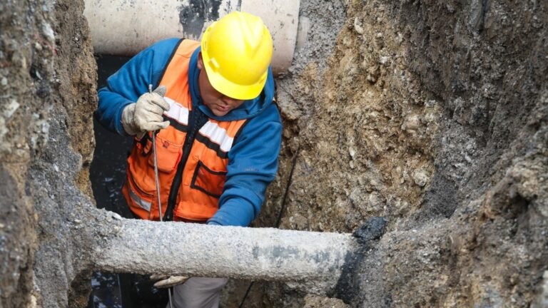 Cuadrillas de AyD reparan drenaje colapsado en Monterrey