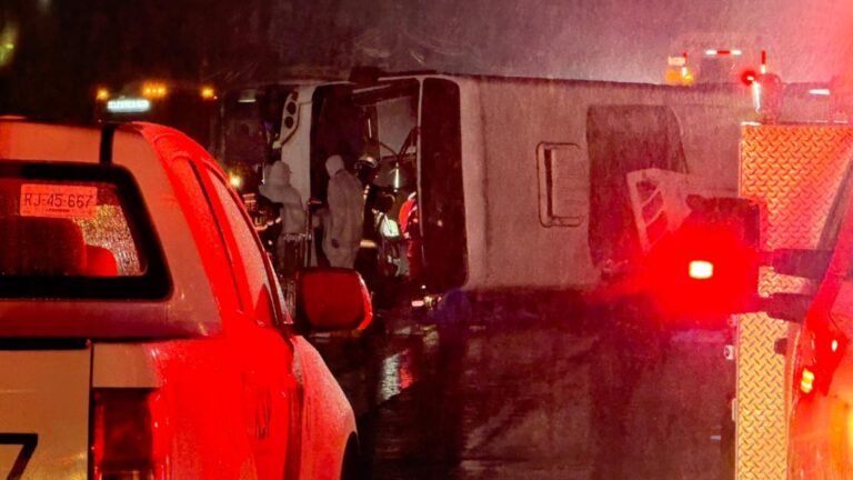 Ruta 611 vuelca en Apodaca; mueren ocho personas