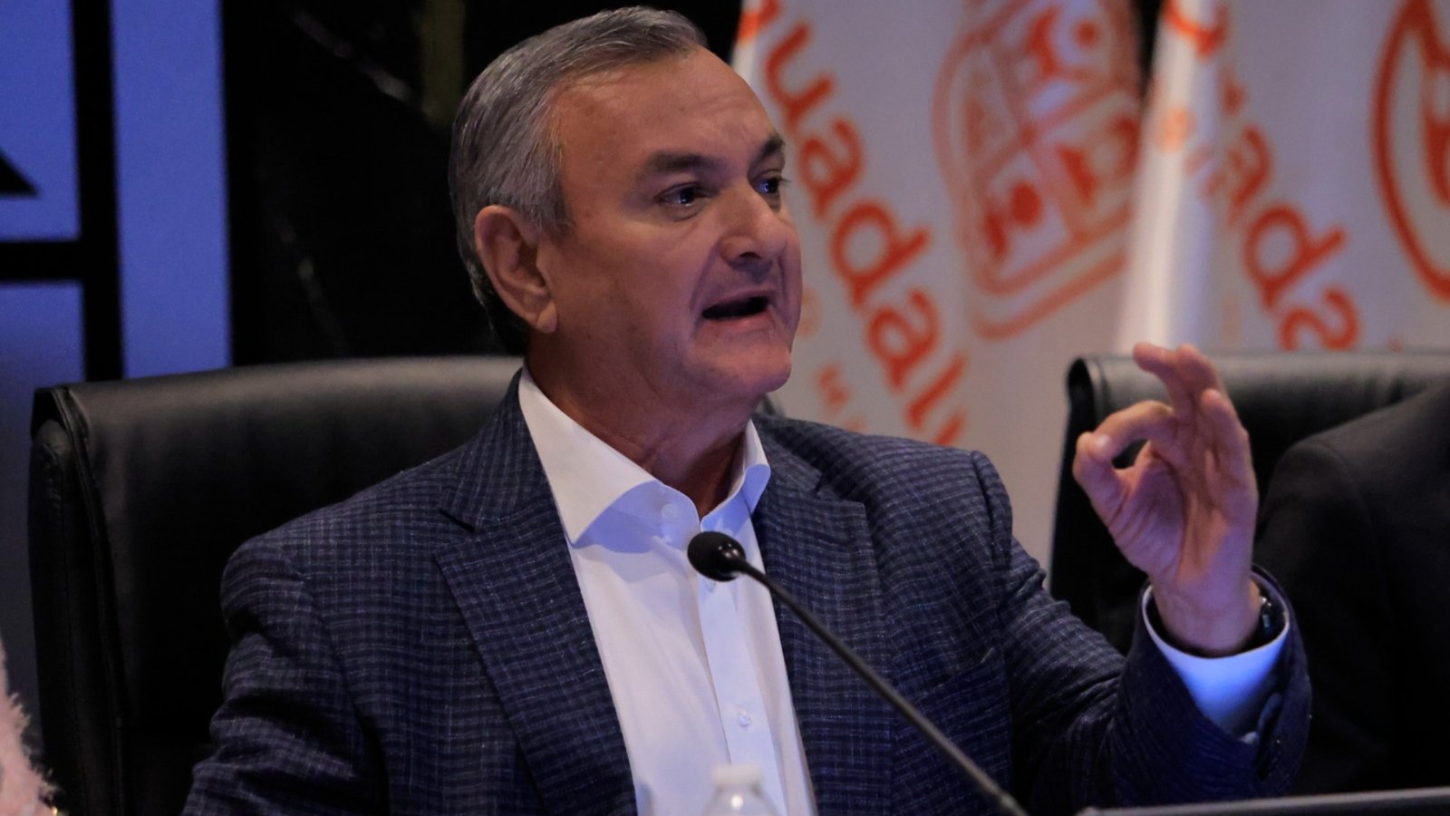 Héctor García durante sesión de Cabildo en Guadalupe.