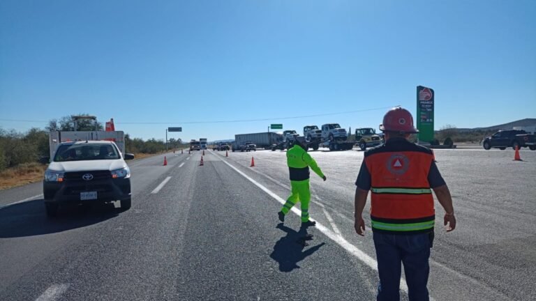 cierre de la Carretera 57 por volcadura de pipa en Doctor Arroyo.