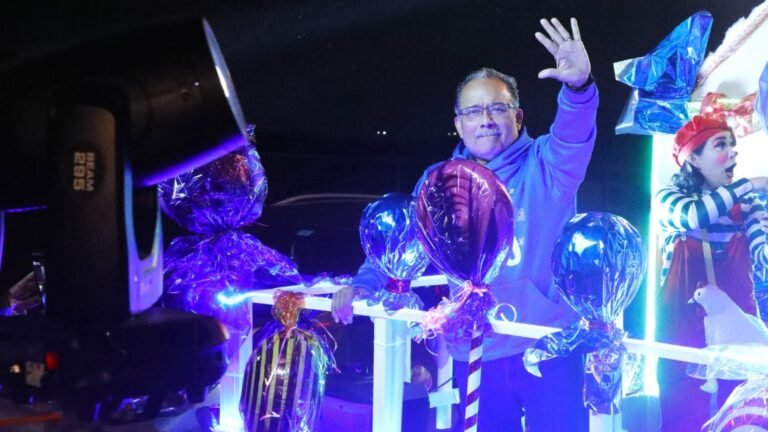 Escobedo y San Nicolás celebran desfile navideño “Ciudades Hermanas”