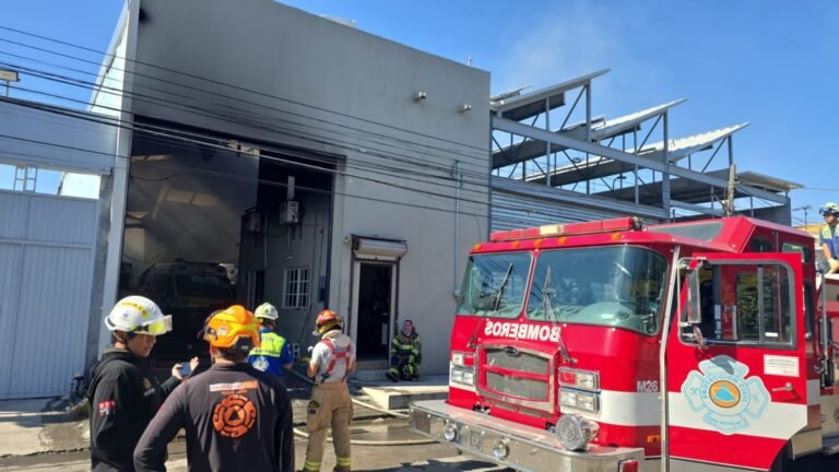 Incendio consume cuatro ambulancias en bodega de San Nicolás