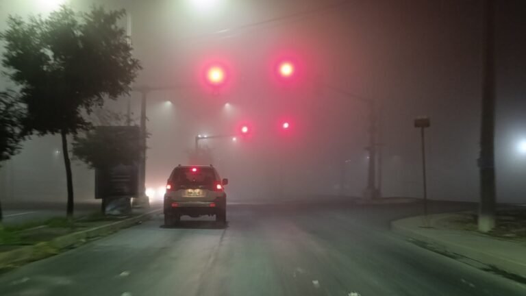 bancos de niebla afectan vialidades en Monterrey.