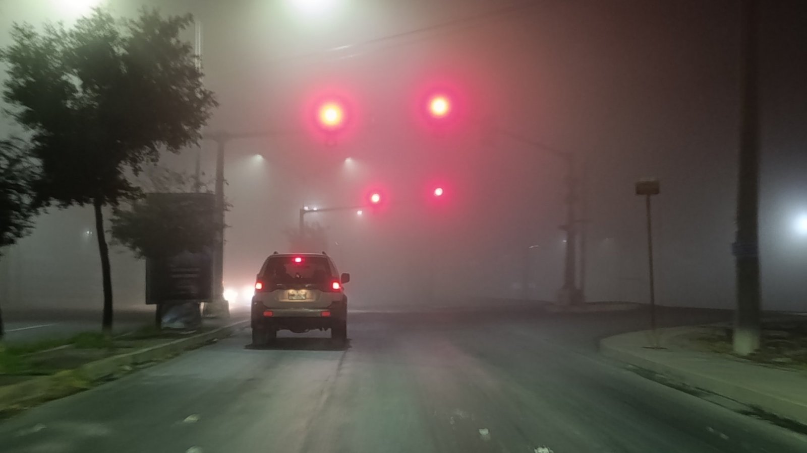 bancos de niebla afectan vialidades en Monterrey.