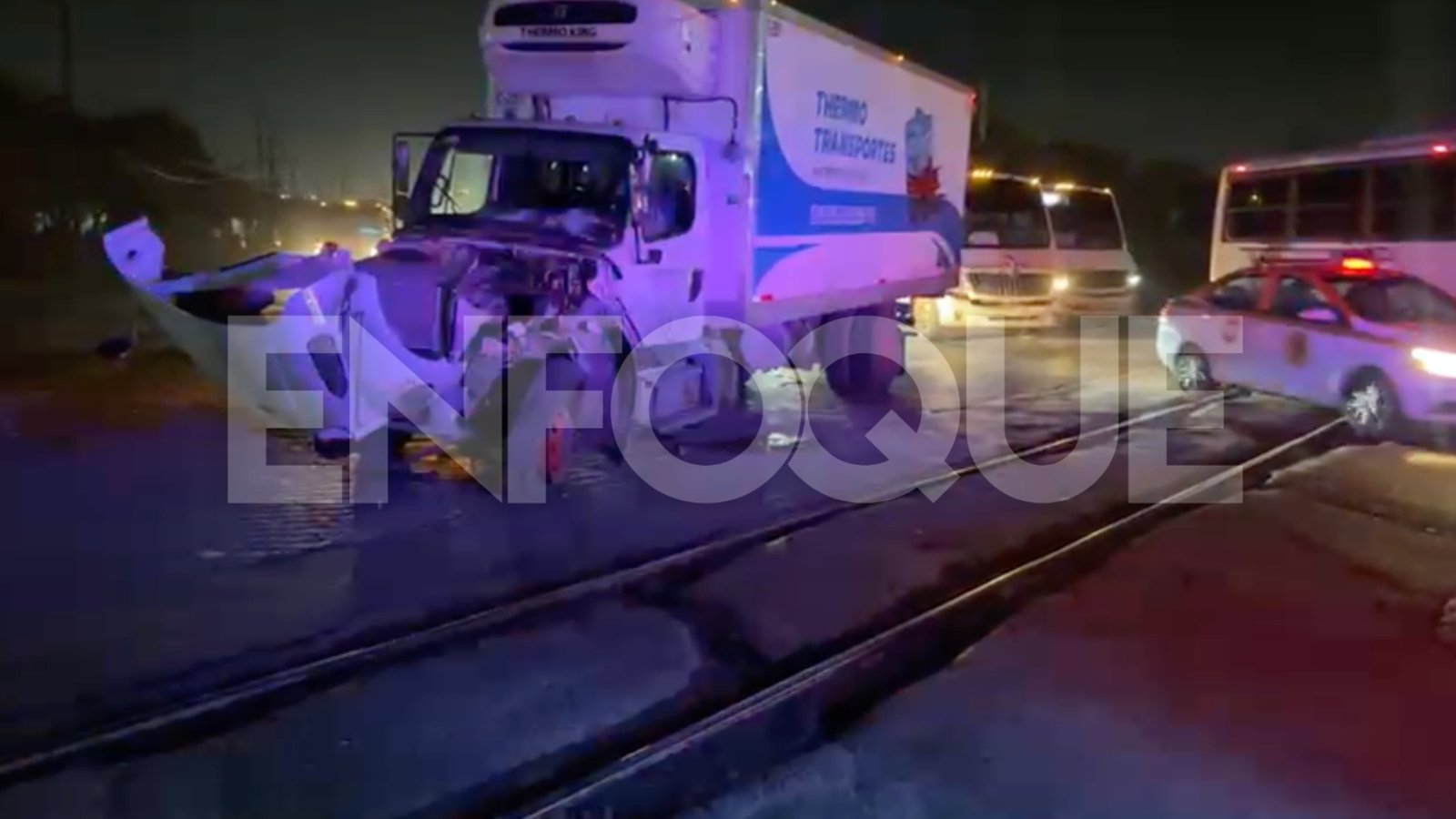 tren embiste a tráiler en cruce ferroviario de Escobedo.