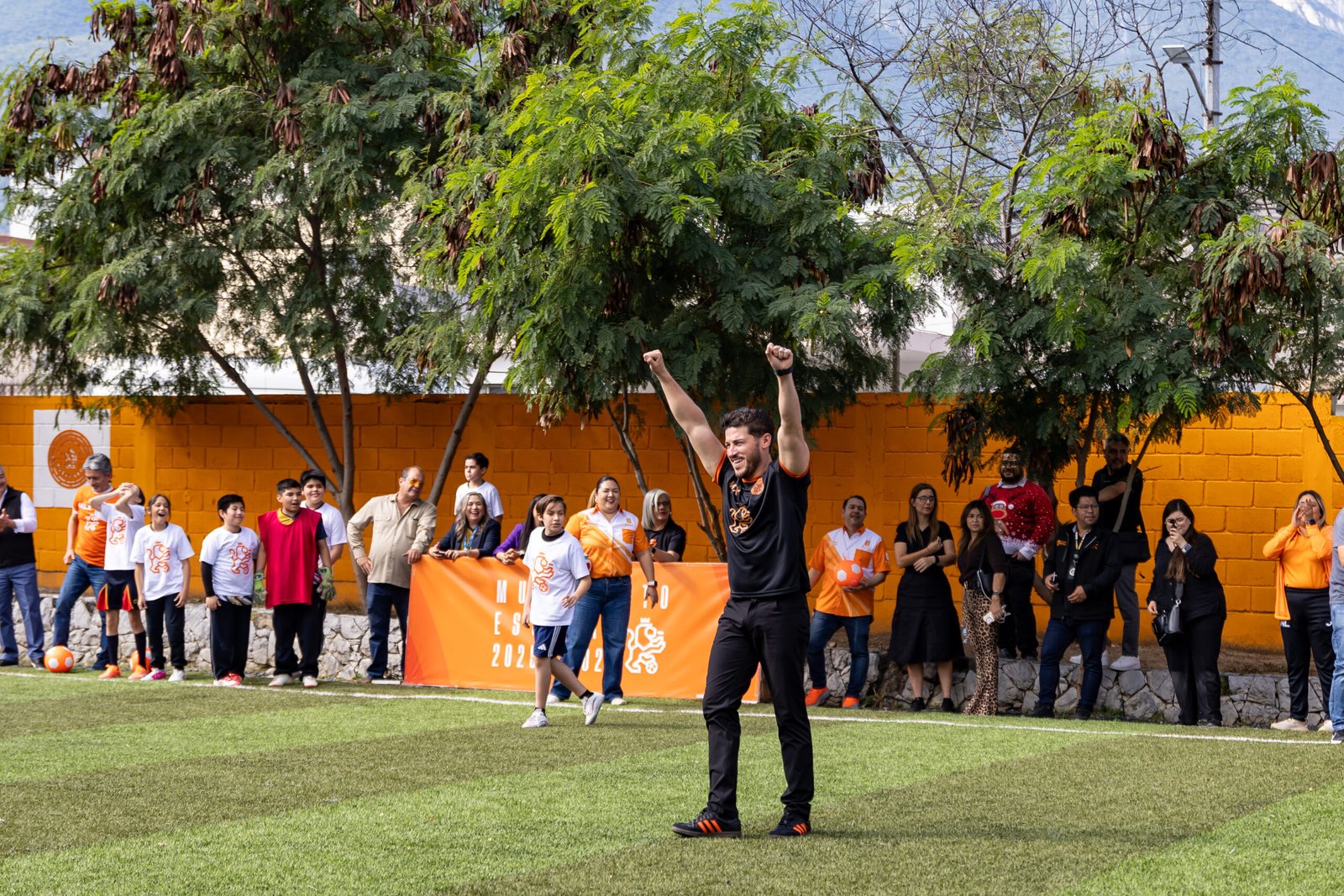 Entrega Samuel nueva cancha y celebra con cascarita en primaria de Monterrey
