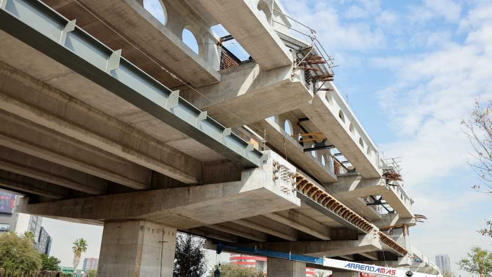 Avanza 90% construcción de estaciones clave del Metro en NL