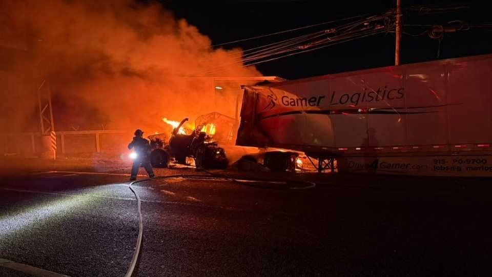 Falla mecánica provoca incendio de tráiler en carretera Monterrey–Laredo