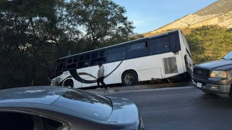Transporte de personal sale de camino en el Puente Atirantado