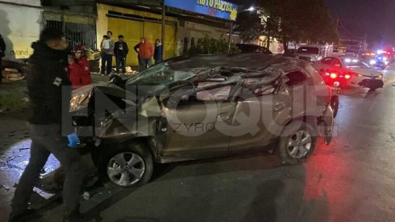 Choque-volcadura en avenida Aztlán, Monterrey.