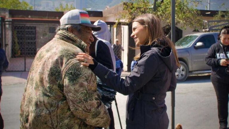 Usuarios del transporte urbano en Nuevo León reportan largas filas y retrasos