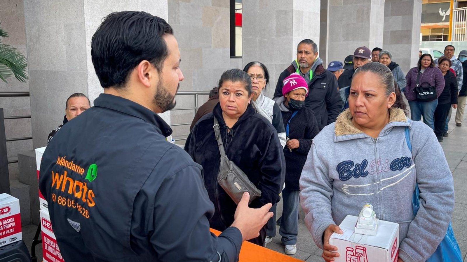 Regidores de MC atienden en la banqueta tras veto en San Nicolás