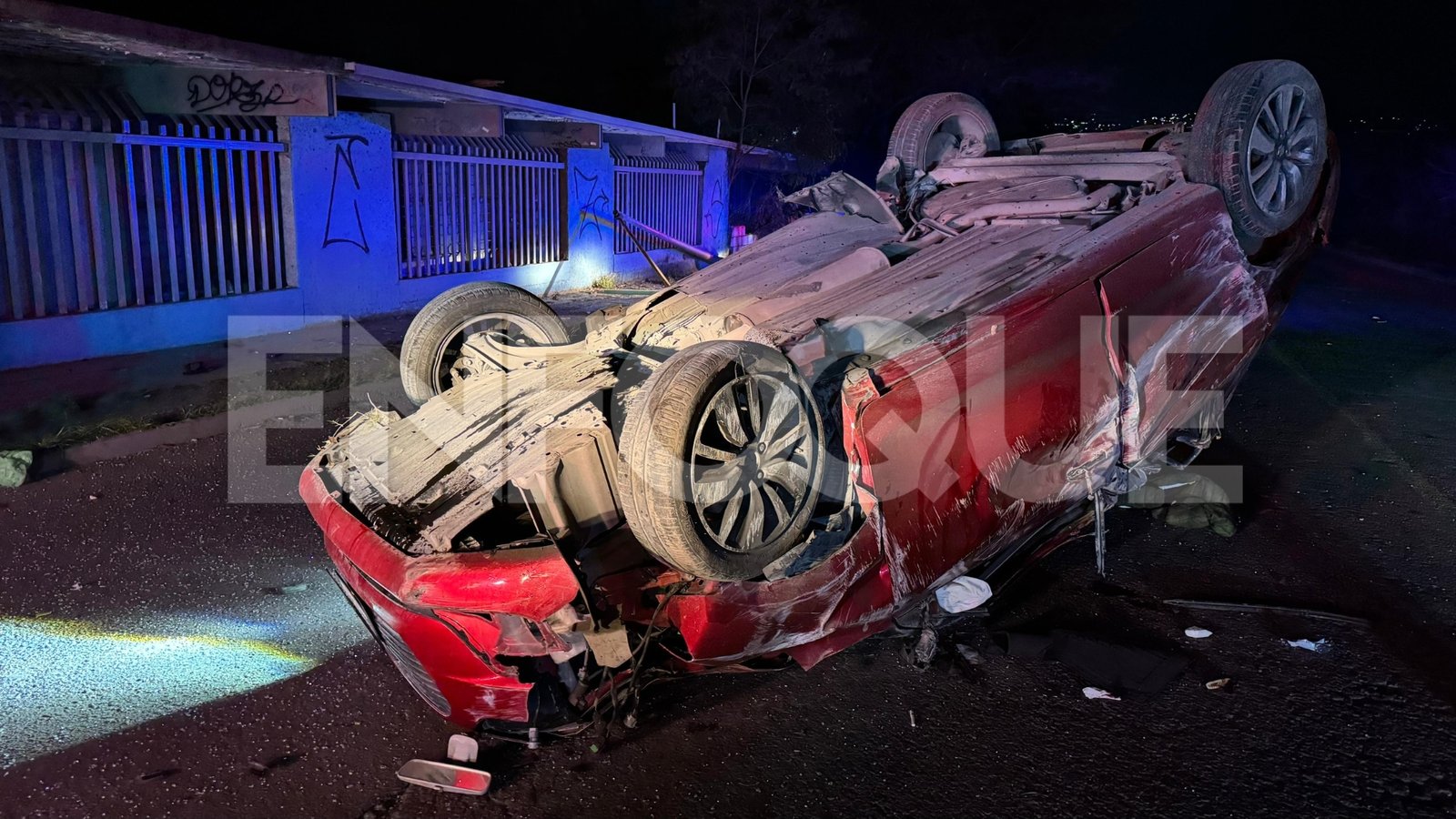 Conductor presuntamente ebrio vuelca y derriba barda de escuela en Guadalupe