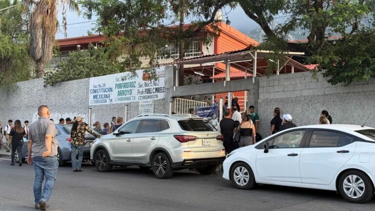 Regresan más de un millón de alumnos a clases en Nuevo León