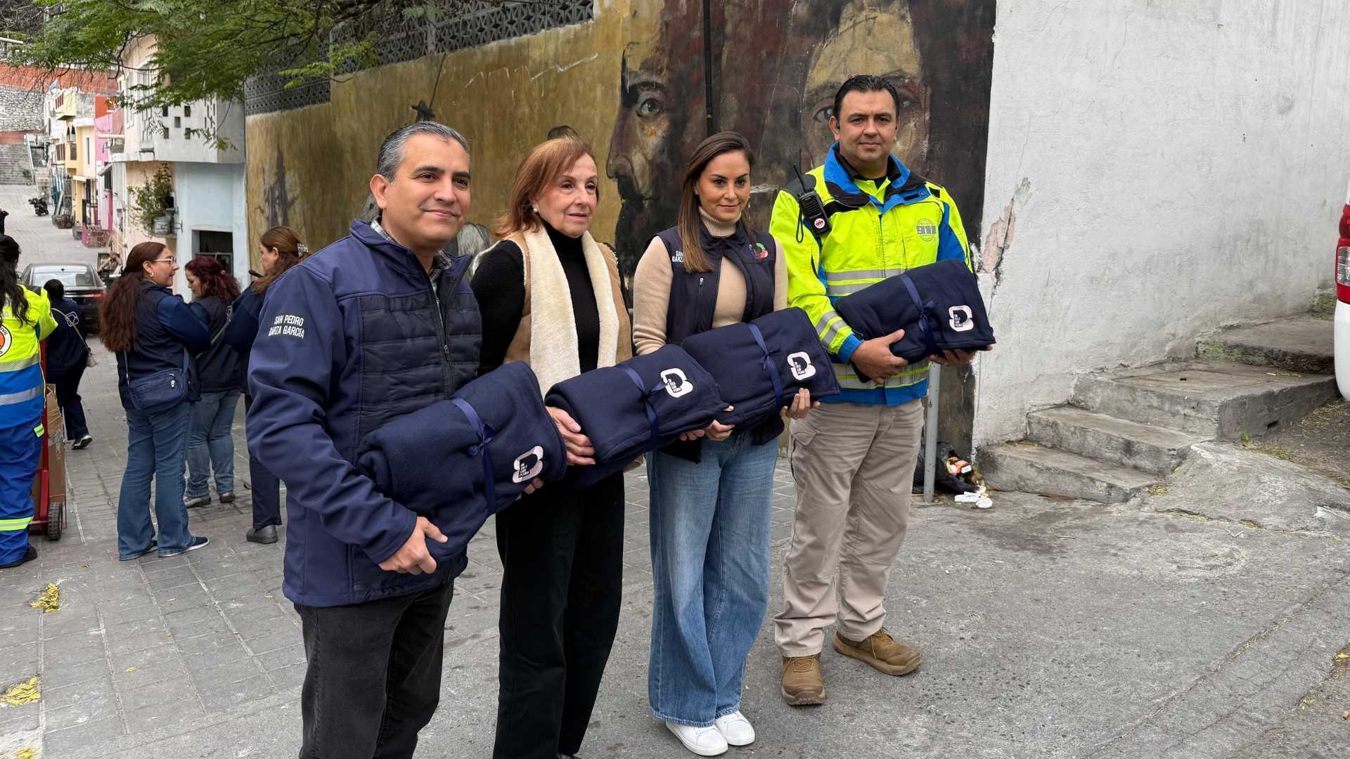 Entregan cobertores a familias vulnerables en San Pedro