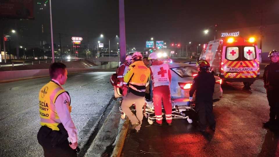 Choque de taxi de aplicación en avenida Gonzalitos.