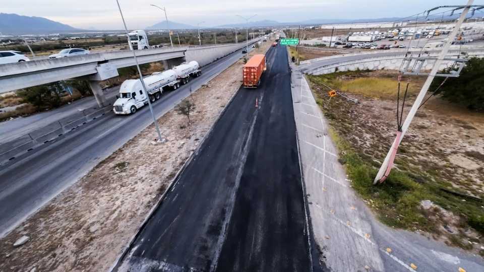 Recarpeteo de la carretera Colombia en Salinas Victoria.