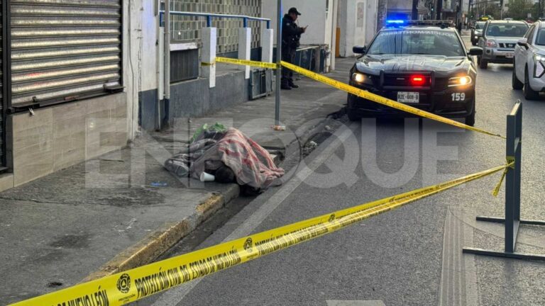 Hallan sin vida a indigente en el centro de Monterrey