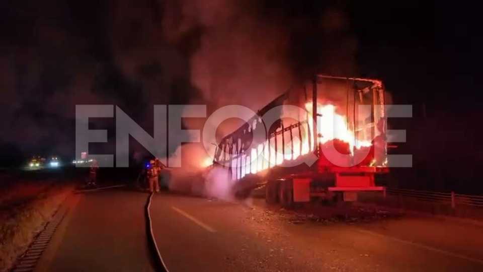 Incendio de tráiler con cobre en Apodaca.