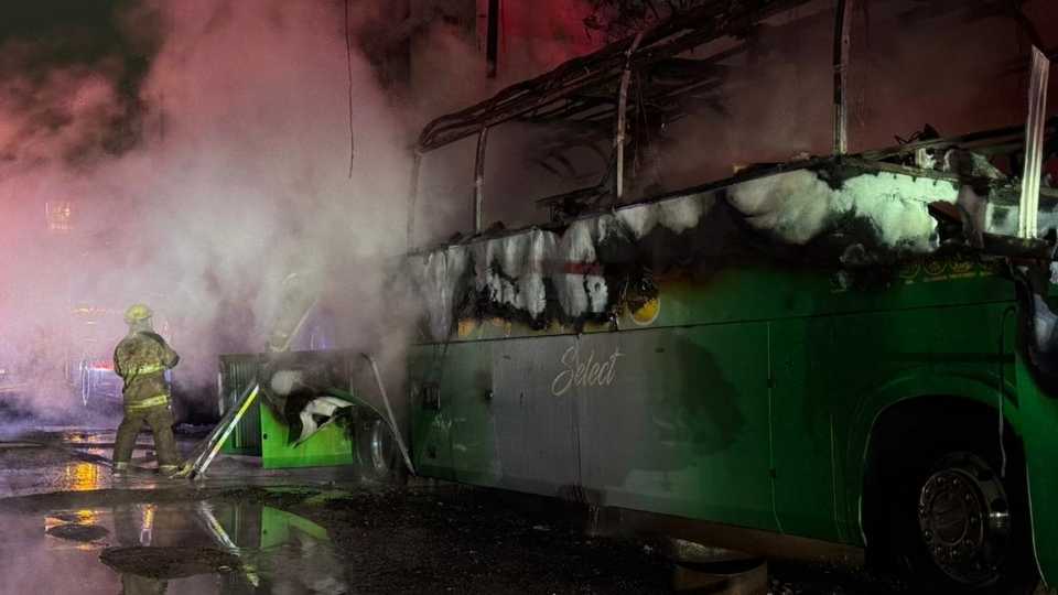 Incendio consume dos autobuses en la colonia Industrial de Monterrey