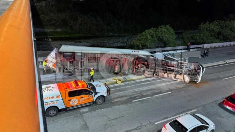 Sin lesionados tras volcadura en Morones Prieto