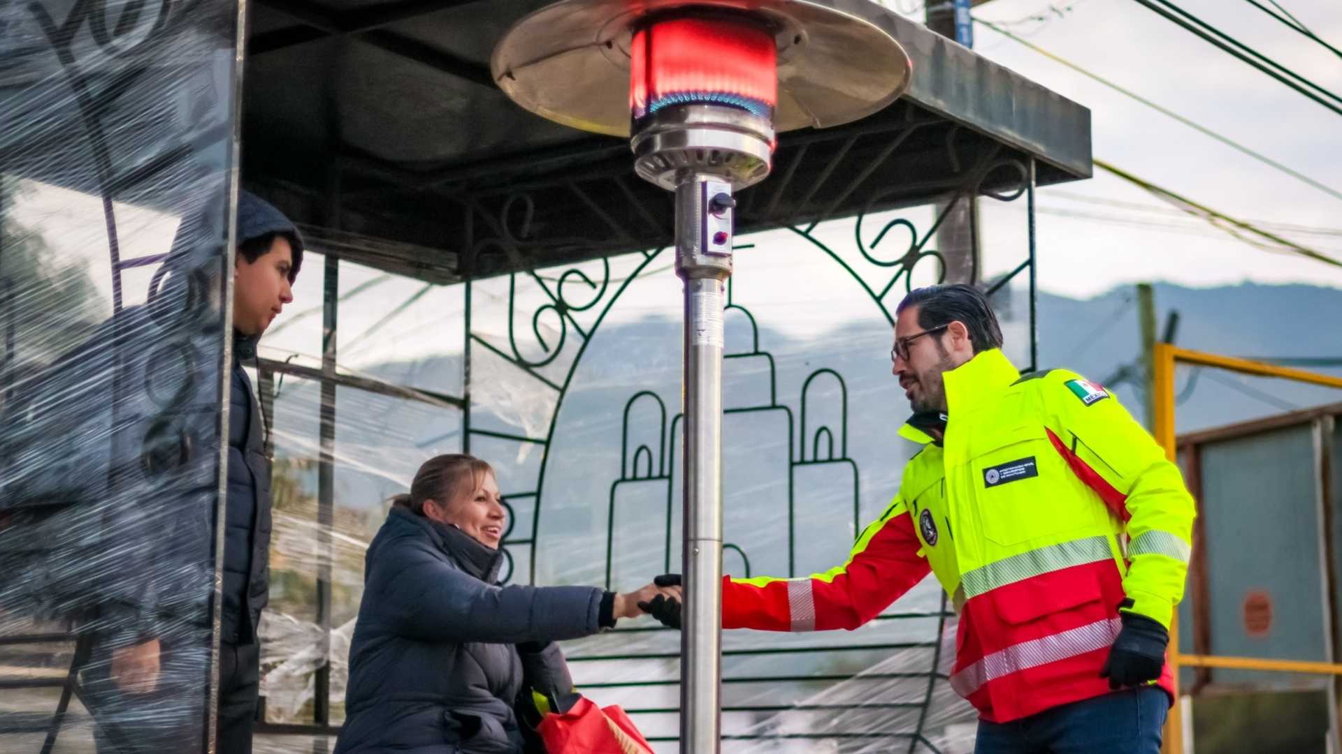 Santiago instala calentadores en paradas por el frío