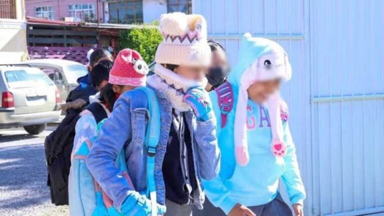 Alumnos asisten a clases pese al frío en Nuevo León.