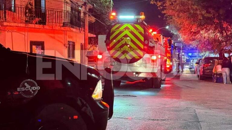 Bomberos controlan incendio de vehículo estacionado