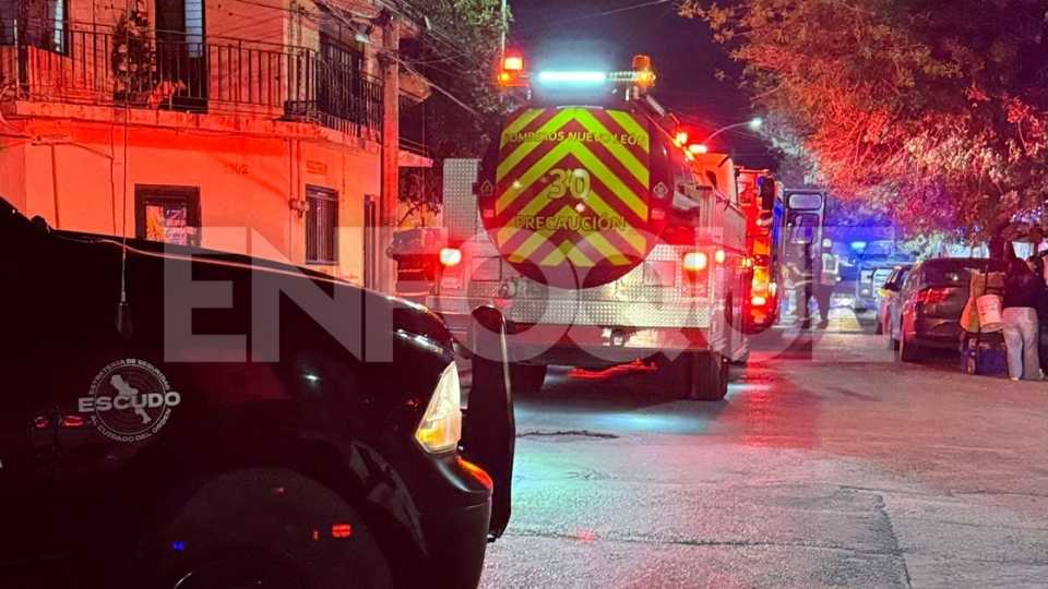 Bomberos controlan incendio de vehículo estacionado
