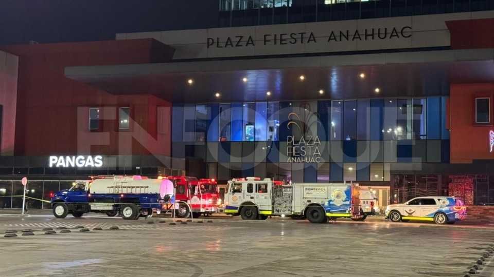 Incendio en Plaza Fiesta Anáhuac en San Nicolás