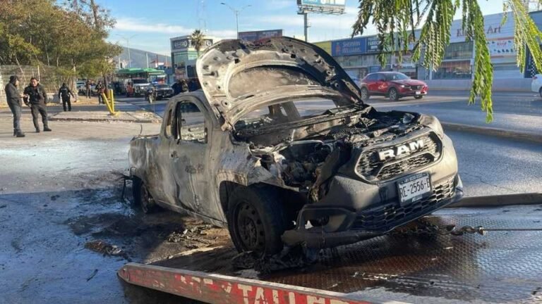 Incendio de camioneta genera caos vial en Gonzalitos