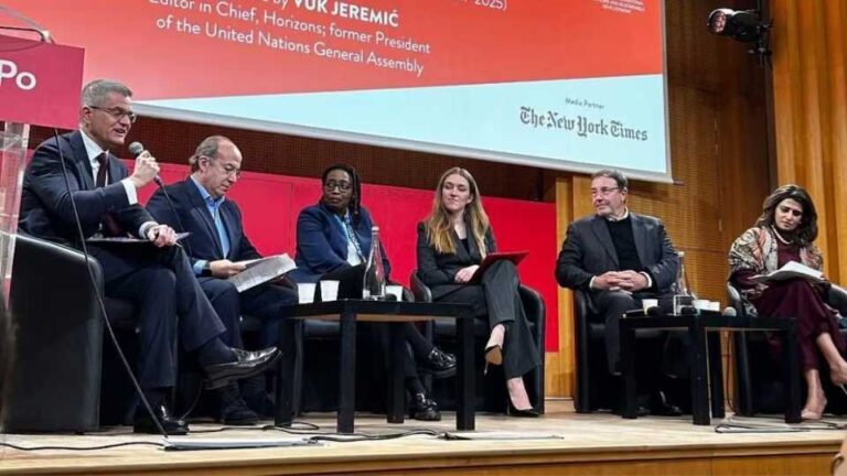 Abuchean a Calderón en cumbre en París