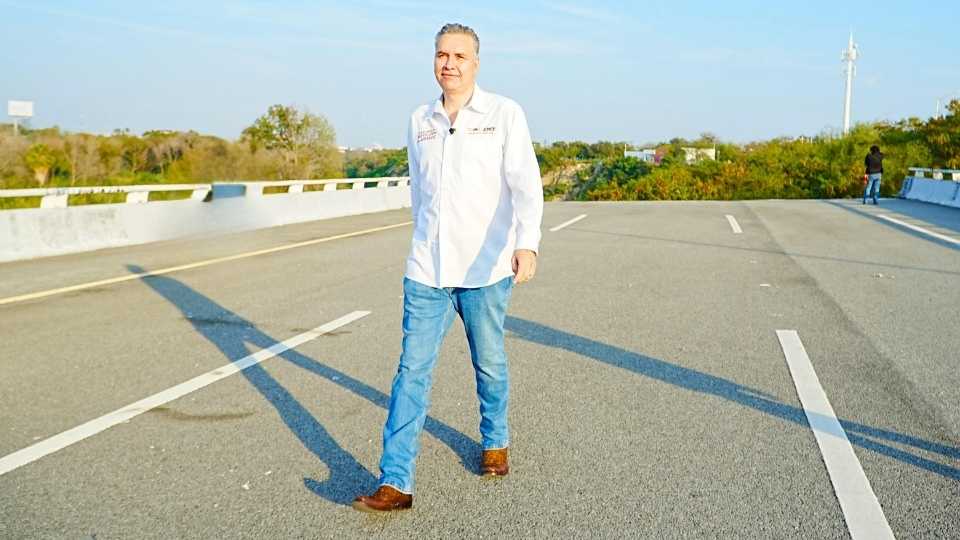 Senador Waldo Fernández en avenida Morones Prieto sobre apoyos a desastres