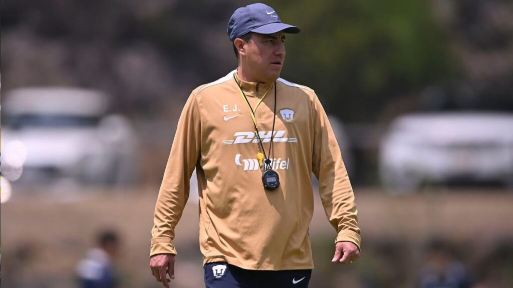 efrain-juarez-dt-pumas-entrenamiento