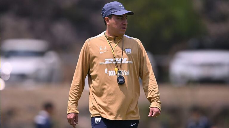 efrain-juarez-dt-pumas-entrenamiento