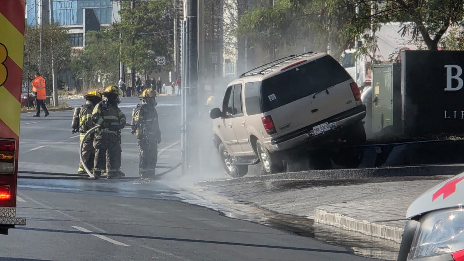 VIDEO | Evacúan a 90 personas por fuga de gas tras choque en Antonio L. Rodríguez,  Monterrey