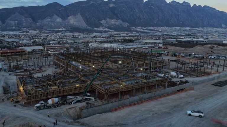 Sheinbaum inicia hospital del IMSS en Santa Catarina