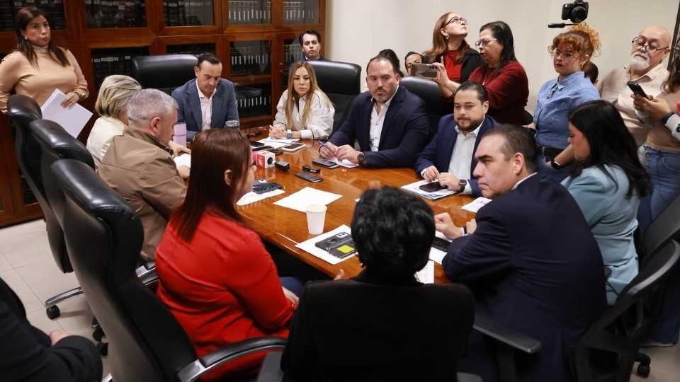Samuel García durante anuncio del programa Ayudemos a los Estudiantes en Nuevo León